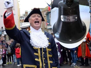 Oyez! Oyez! Tenby Town Crier has got a ‘new’ bell!
