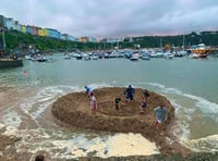 Children delight crowds with ‘Harbour Island’ construction!
