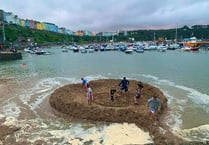 Children delight crowds with ‘Harbour Island’ construction!