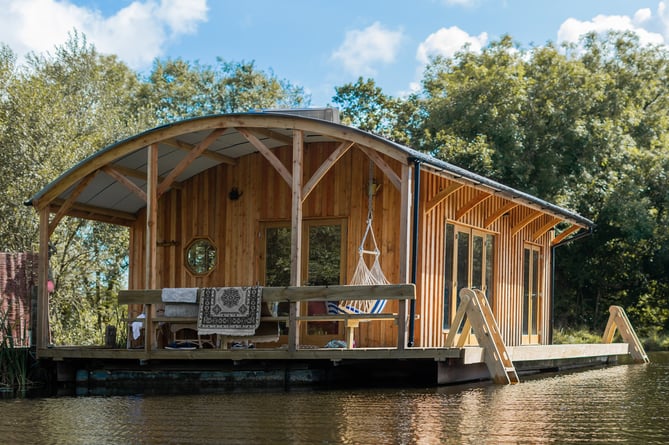 Dragonfly Camping’s Kingfisher Houseboat