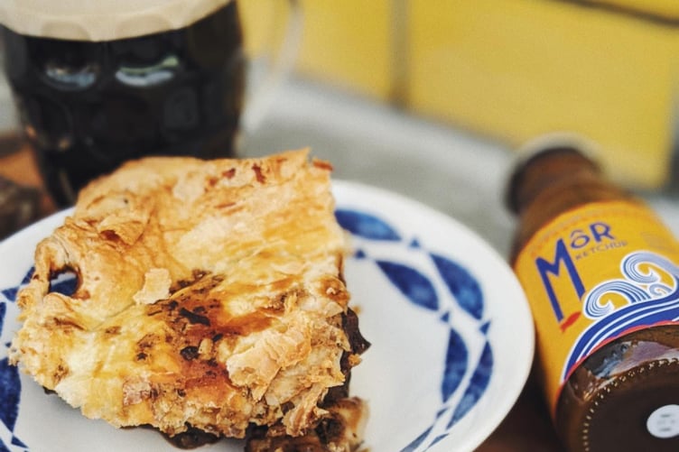 Beef and Oyster Pie with laverbread, Guinness and Môr Ketchup gravy