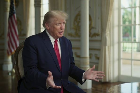 Donald Trumpo yn ei gartref yn Mar-a-Lago, Florida