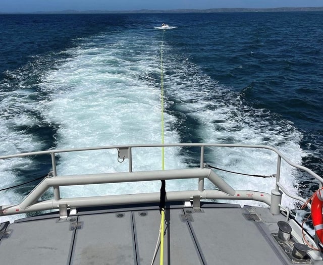 Lifeguards team up with RNLI to save speedboat casualties in 8ft waves