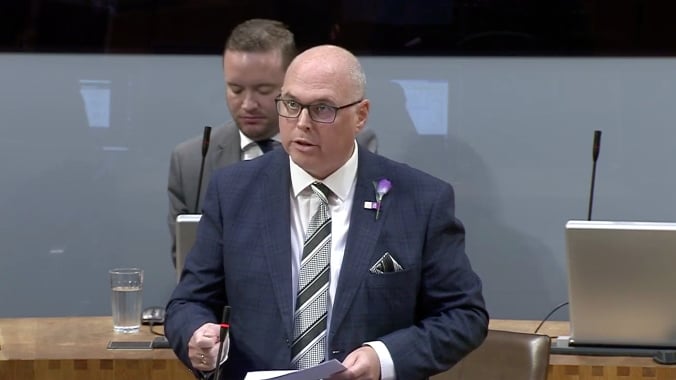 Paul Davies MS addressing the First Minister on seal protection in Wales