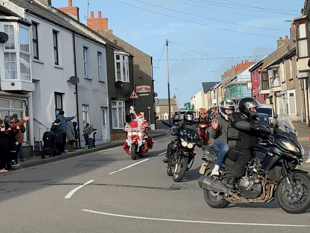 Watch 3 Amigos Christmas Toy Run as motorcyclists ride through Neyland