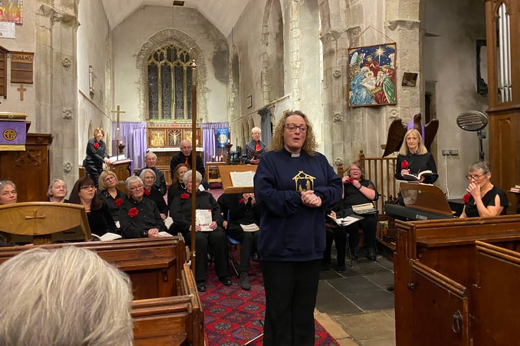Rev’d Hannah Karpaty welcoming the Quaynotes to Carew Cheriton Church