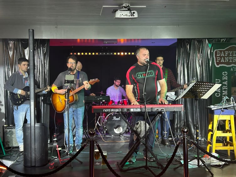 Dafydd Pantrod a'i fand