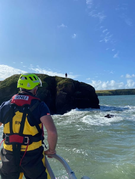Angle RNLI rescues stranded kayaker