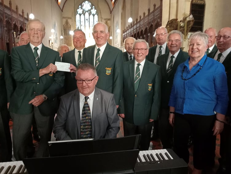 Ed Morris (left) presents the Pembroke Farmers’ Club cheque to choir chairman Huw Morgan, joined by fellow choristers, Musical Director Juliet Rossiter and guest accompanist Peter Griffiths.