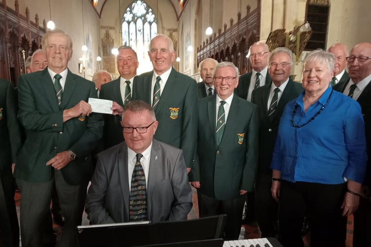 Ed Morris (left) presents the Pembroke Farmers’ Club cheque to choir chairman Huw Morgan, joined by fellow choristers, Musical Director Juliet Rossiter and guest accompanist Peter Griffiths.