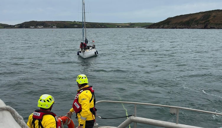 Angle RNLI assists yacht