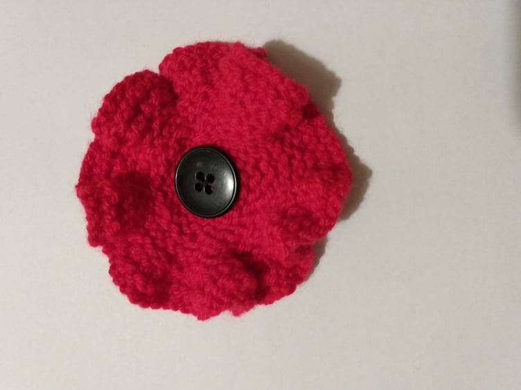 Knitted remembrance poppy