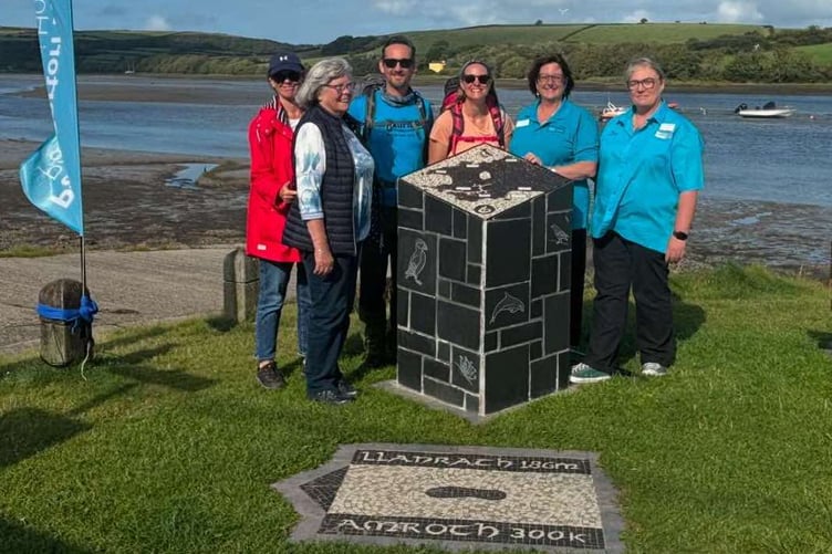 Ed and Karin Morris and family members with Sandra Dade and Joanne Lutwyche from the Paul Sartori Foundation