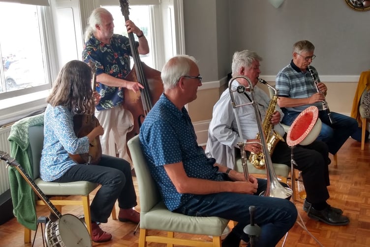 Hot Potatoes jazz band plus Thomas Gilg (clarinet)