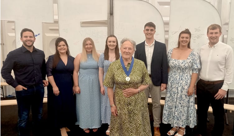 Seven of Eilyr Thomas’ former pupils came on stage during the ceremony to greet their teacher as she received the Sir T.H. Parry-Williams Memorial Medal