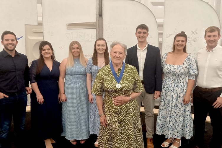 Seven of Eilyr Thomas’ former pupils came on stage during the ceremony to greet their teacher as she received the Sir T.H. Parry-Williams Memorial Medal
