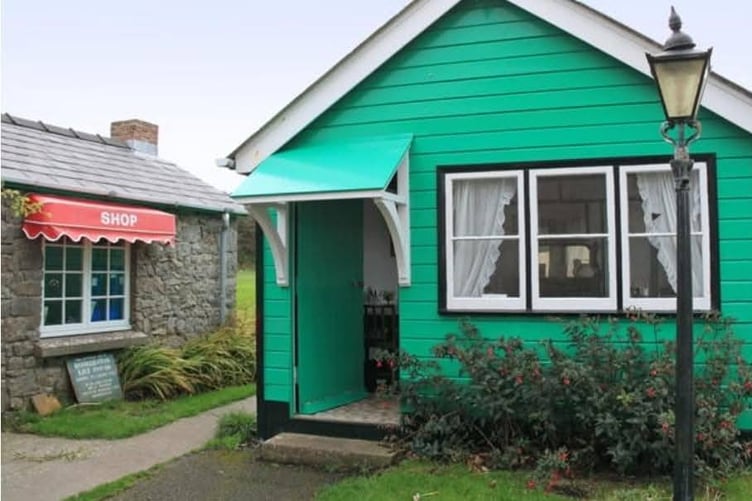 Shop and cabin at Ye Olde Worlde Café, Bosherston