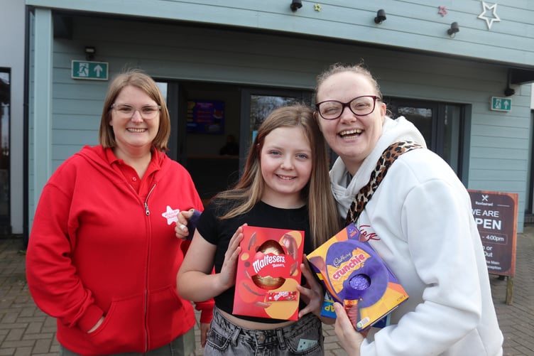 Vikki Phillips with families and their Easter Eggs at Heatherton 2