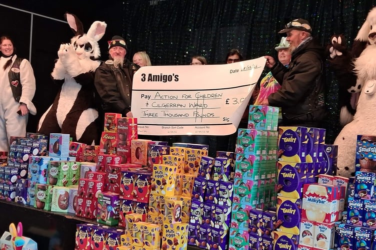 3 Amigos present the cheque