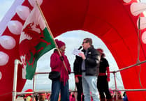 Côr y Môr receives £500 donation from swim