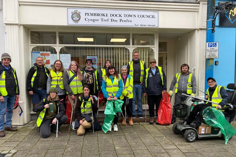 Routes to Discovery joined up with Cllr Michele Wiggins recently for one of her community litter picks in Pembroke Dock. There was a great turnout and around 12 full sacks were collected, weighing in at over 40kg!