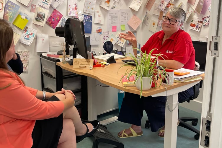 Deputy First Minister and Cabinet Minister for Social Justice, Sioned Williams, visited Age Connects Morgannwg’s Cynon Linc today to meet staff and service users and hear how face-to-face welfare advice is helping older people access the support available to them.